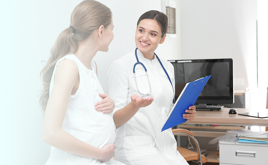 Doctora conversando con mujer embarazada